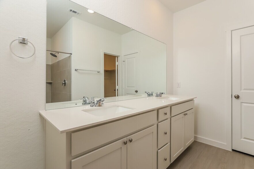 Building Photo - 15554 Crescent Pne