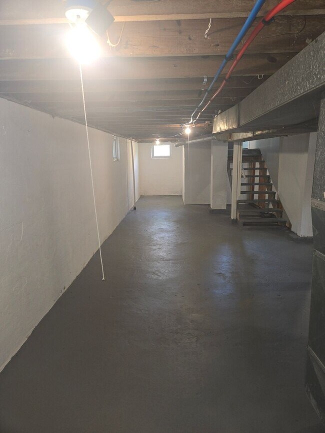 Building Photo - 3 Bedroom 1 Bathroom Single Family Cape Co...