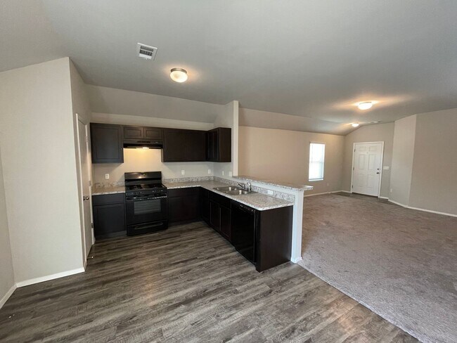 Building Photo - 3 bed 2 bath open living and beautiful finishes!