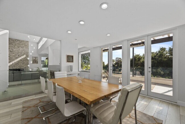 Building Photo - 641 Walther Way