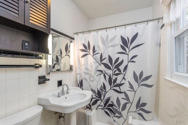 Building Photo - Charming North Asheville Home