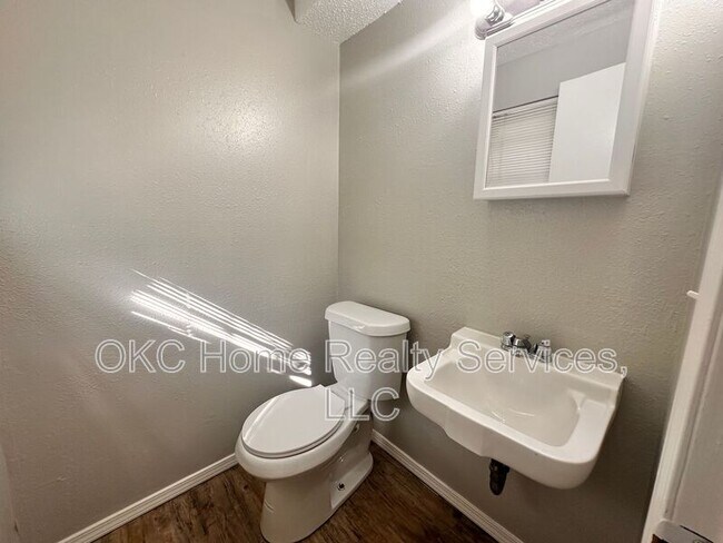 Building Photo - 9313 NE Stardust Ln