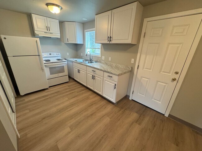 Building Photo - (248) 2 Bedroom Town Home w/ Private Yard ...