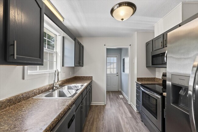 Building Photo - 727 Acorn Dr