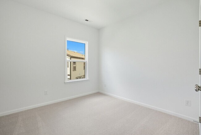 Building Photo - Brand-new three-story townhome in the Univ...