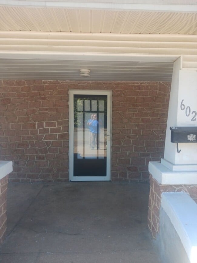 Building Photo - 3 bedroom, 2 bath with office in Frederick...