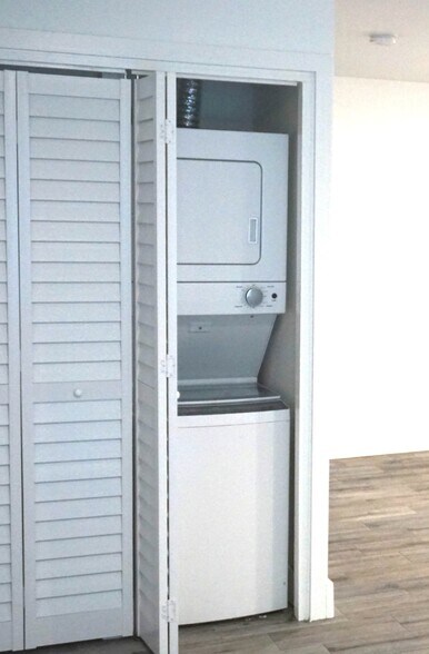 Washer/Dryer in Unit - 1529 Arthur St