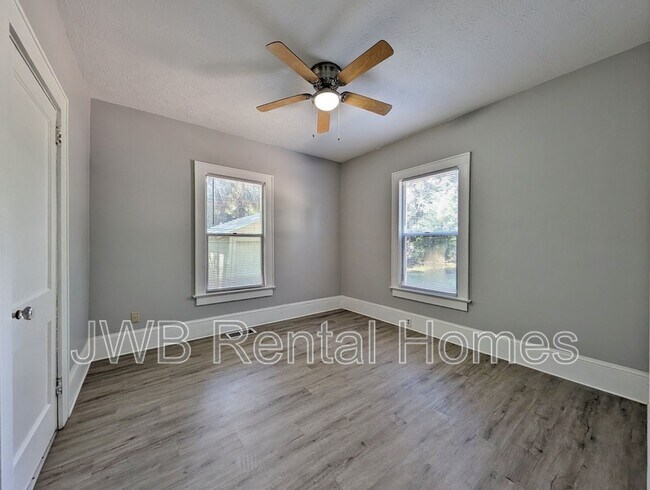 Building Photo - 715 Cove St