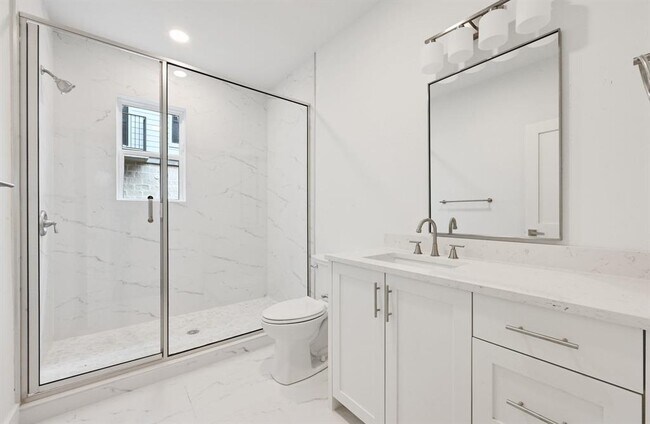 Building Photo - 1006 1/2 W 22nd St