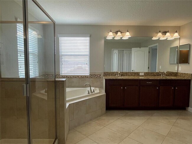 Building Photo - 15168 Evergreen Oak Loop