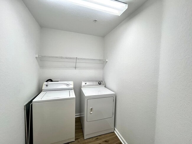 Building Photo - 3 Bedroom, 2.5 Bathroom 2-Story Townhouse in Gated Community - Kissimmee