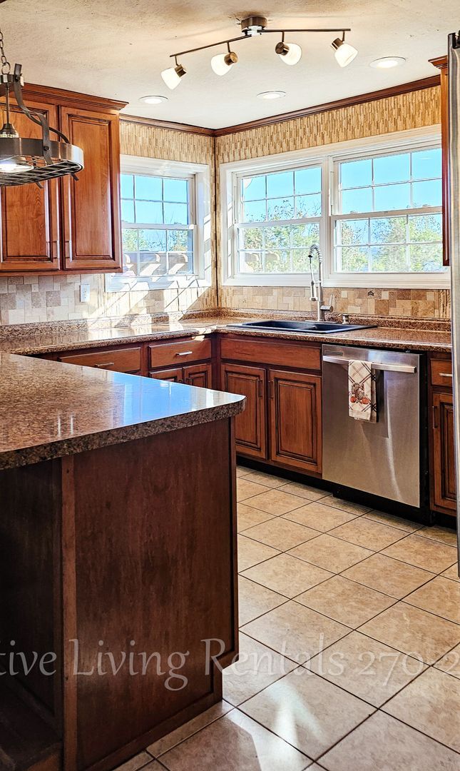 Building Photo - Cozy home with a stunning view!
