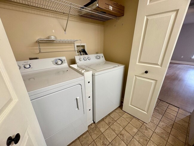 Building Photo - 2 Bedroom 2.5 Bathroom Townhome in Mechani...
