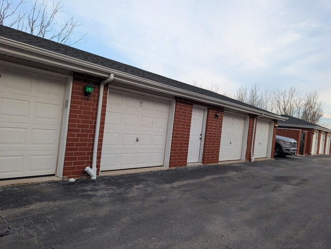 Building Photo - 16641 Liberty Cir