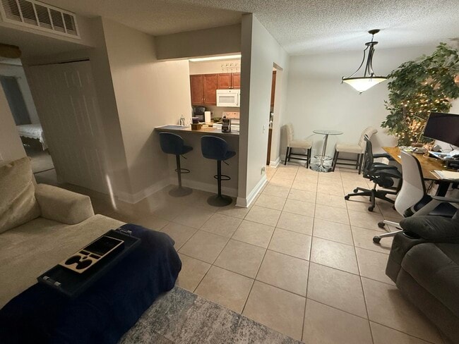 Building Photo - 915 Meadows Cir