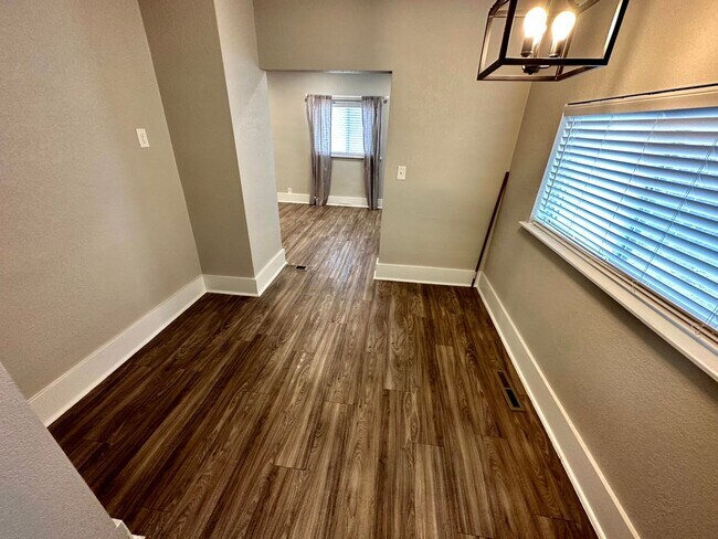Building Photo - Cute, Remodeled 2 Bed, 1 bath Home (Availa...