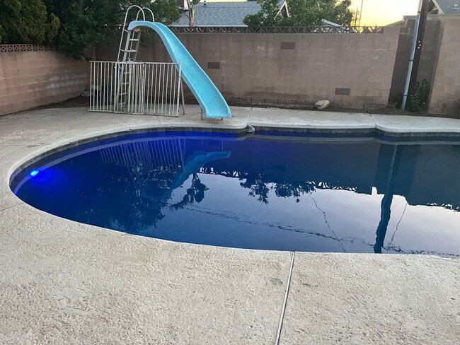 Building Photo - Large 3 Bed. 2 Bath with Pool