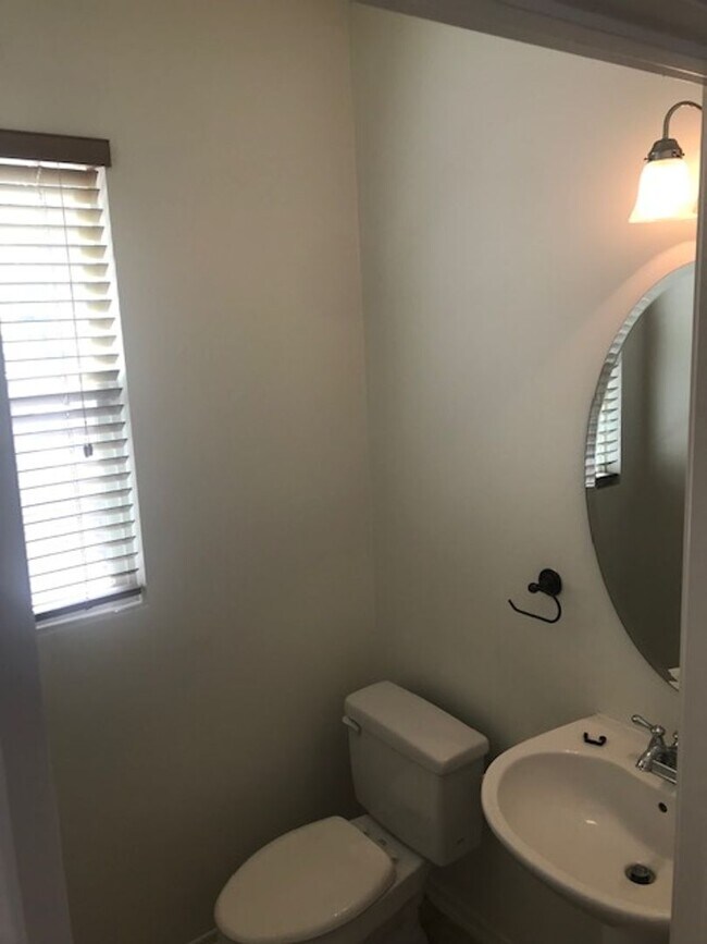 Building Photo - Gated Community!