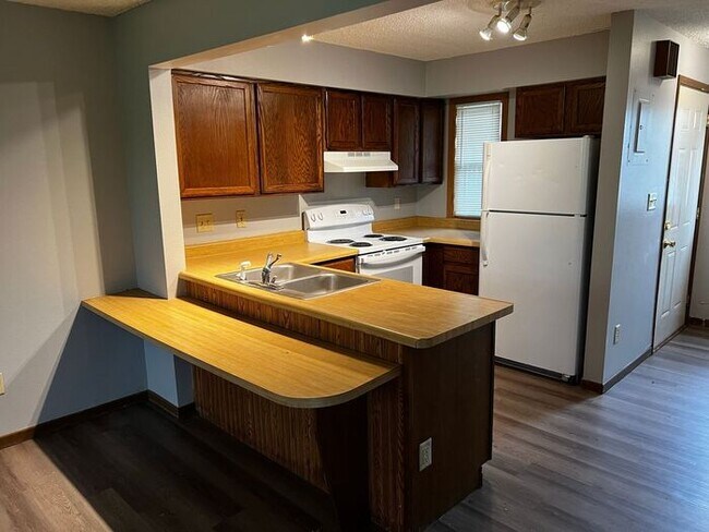 Building Photo - $1,100 | 2 Bedroom, 1 Bathroom Condo | No ...