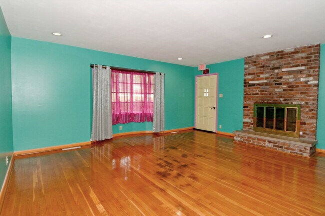 Building Photo - Charming 3-Bedroom Retreat with 2 Full Baths on South Meridian Street – 1516 Sq Ft of Comfort in ...