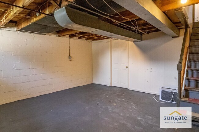 Building Photo - 304 W Riverview Rd