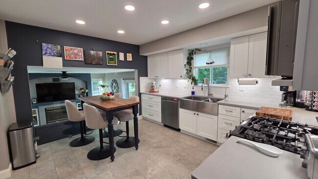 Building Photo - Beautiful 4 Bedroom 3.5 Bath Home - Longmont!