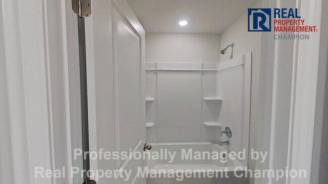 Building Photo - 1095 Hanson Dr