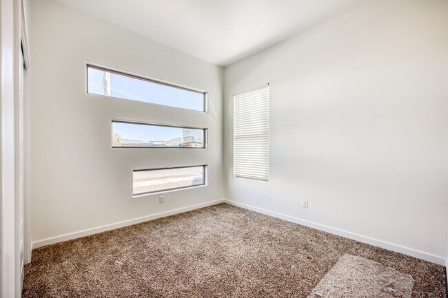 Building Photo - Beautiful East side House 4 bed-2.5 baths, part of The Overlook Casa Club that includes Swimming ...