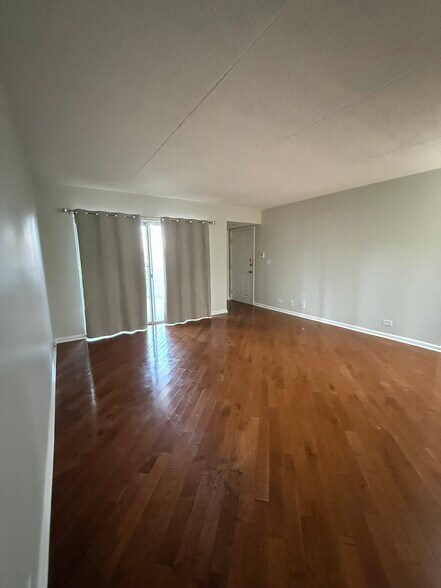 Living room - 4750 N Elston Ave