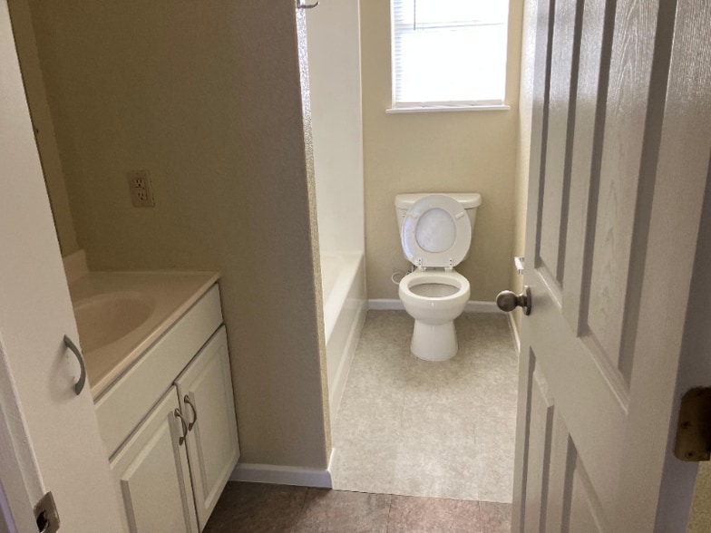 Building Photo - 506 Cantrell Ave