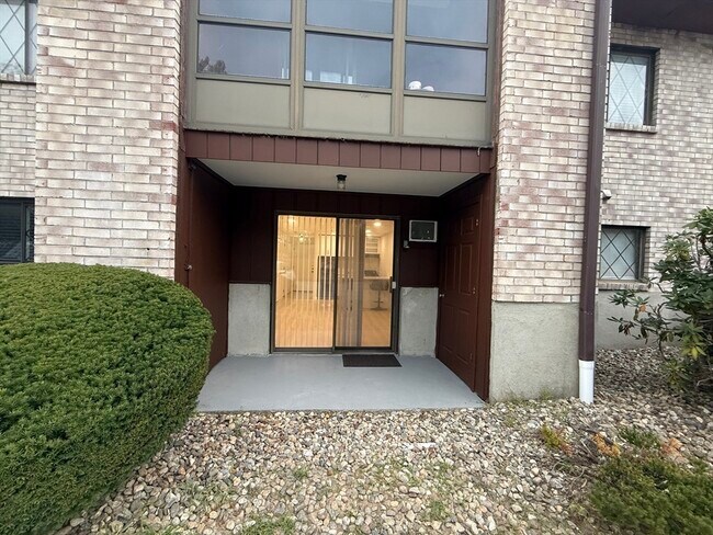 Building Photo - 2 Greenbriar Dr
