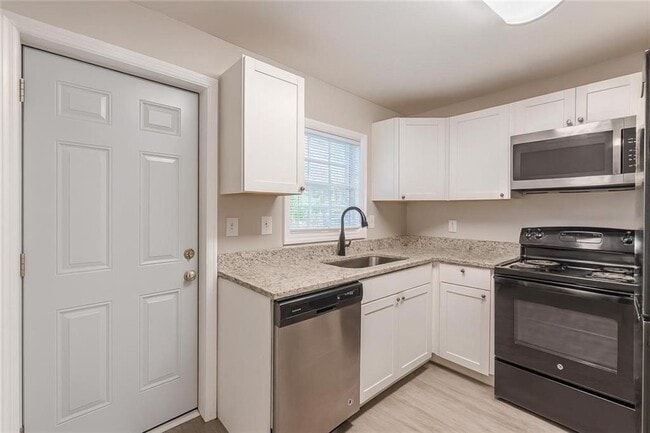 Building Photo - 1376 Westmont Rd SW