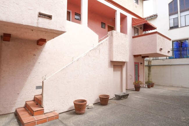 Building Photo - 2 Bedroom Condo Close to UC Berkeley!