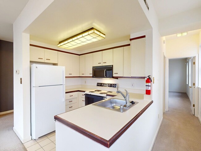 Building Photo - West End One Bedroom Apartment Available Now!