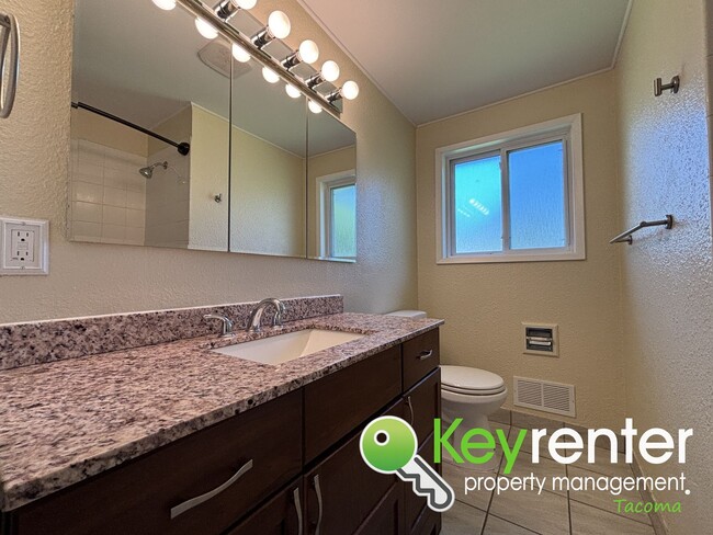 Building Photo - Gorgeous 3 Bed 1 Bath Home in Lakewood, WA!