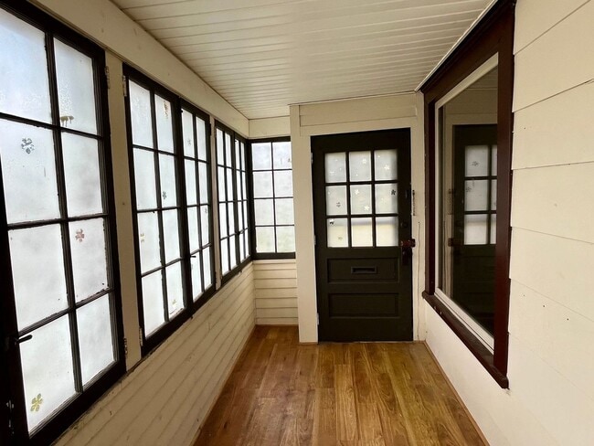 Building Photo - 3 Bed 1 Bath Single Family Home in Rhinela...