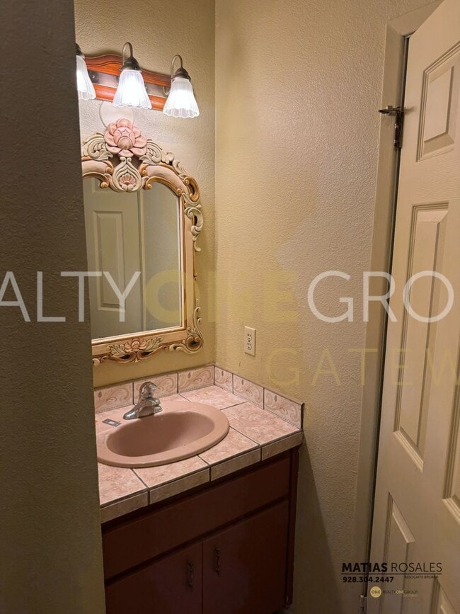 Building Photo - Close to San Luis Downtown - 3 Bedroom hom...