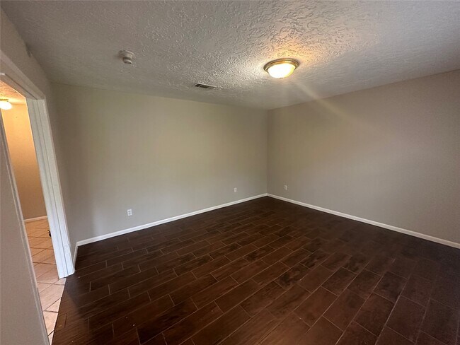 Building Photo - 9939 Valley Park Dr