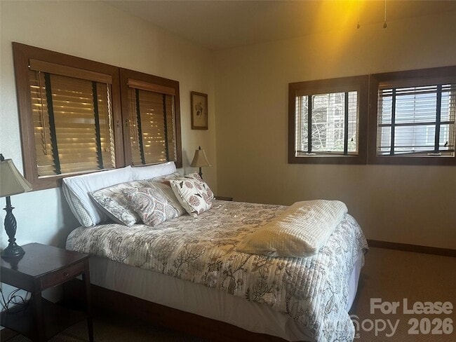 Building Photo - 300 Creekside Wy