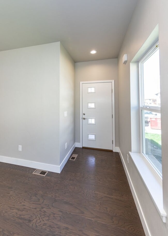 Building Photo - 5389 Sky Top Ln