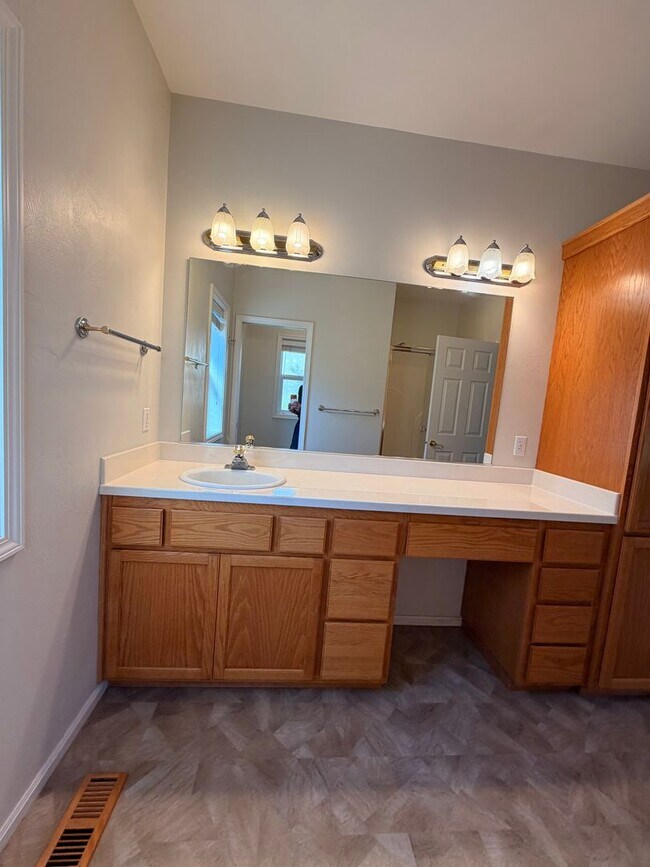 Building Photo - 3- Bedroom home in Hayden Bridge