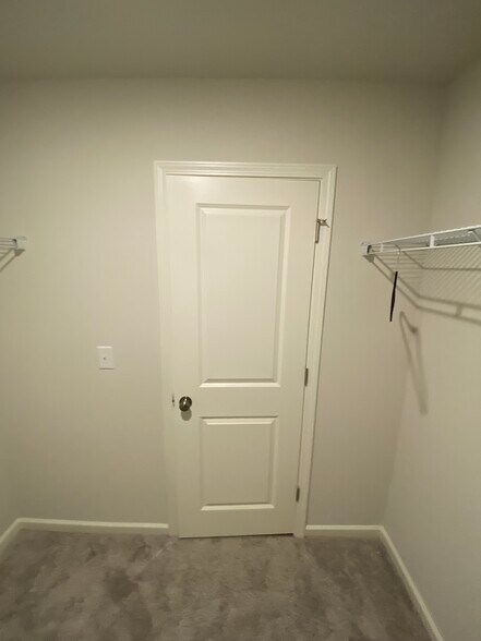 Building Photo - 427 Silo Ct