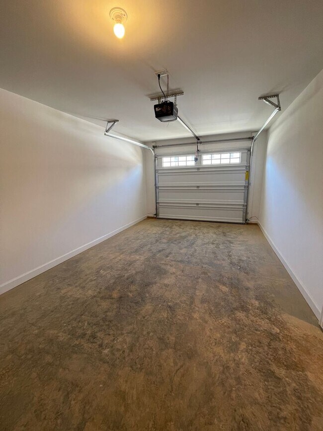 Building Photo - Like New End Unit Townhouse in Congers Creek