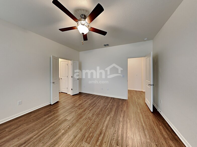 Building Photo - 421 Pebble Bend