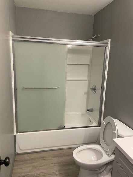 2nd Bath - 1011 W 7th St