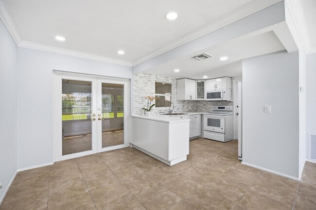 Building Photo - 226 SW Reynolds Ave