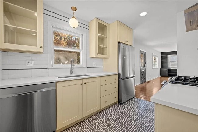 Building Photo - Ingleside Avenue