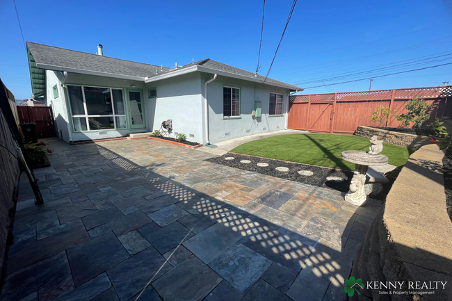 Building Photo - Fully Remodeled 3 Bedroom Home in Sunshine...