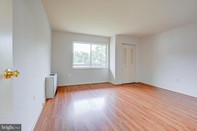 Building Photo - 7400 Lakeview Dr