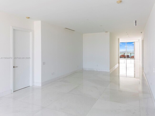 Building Photo - 800 South Pointe Dr